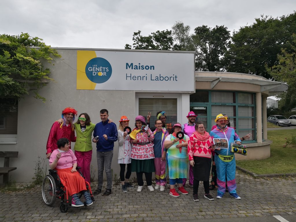 Photo d'un groupe de personne devant les locaux de la Maison Henri Laborit